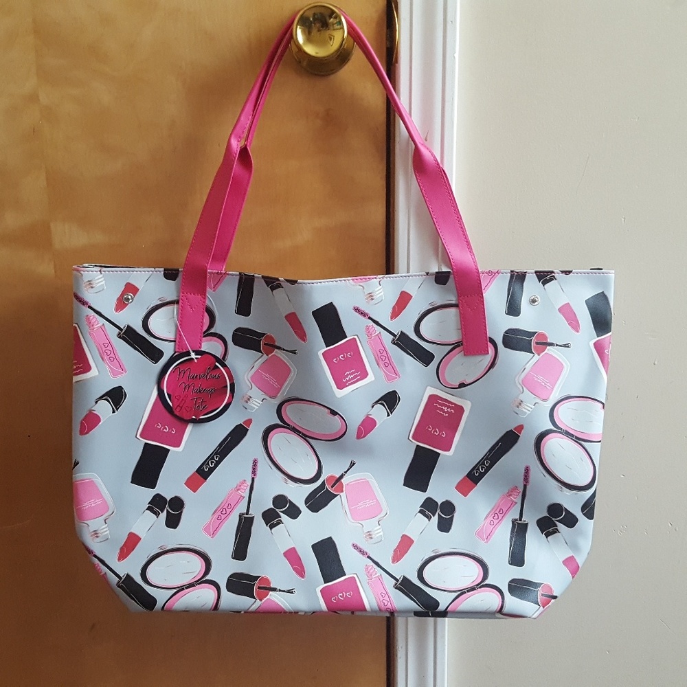 NWT Large Tote👄💅💄